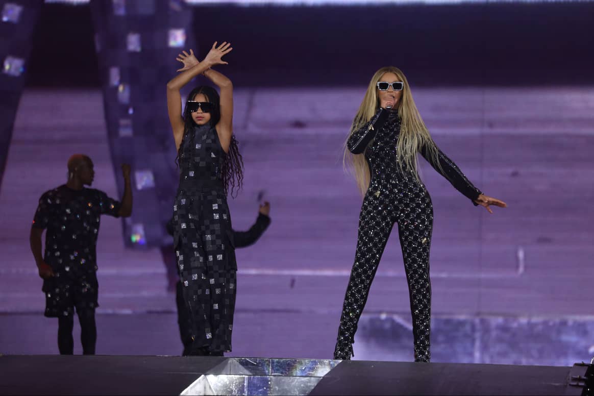 Beyoncé portait des vêtements Louis Vuitton personnalisés par Pharrell Williams, directeur de la création masculine, pour le concert de Détroit de la tournée « Renaissance World Tour ».