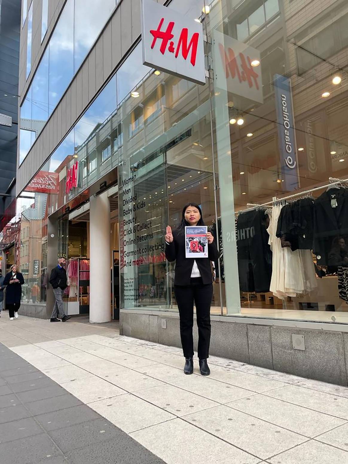 La dirigente sindical birmana Khaing Zar, actualmente en búsqueda de asilo en Alemania, frente a una tienda de H&M en Estocolmo.