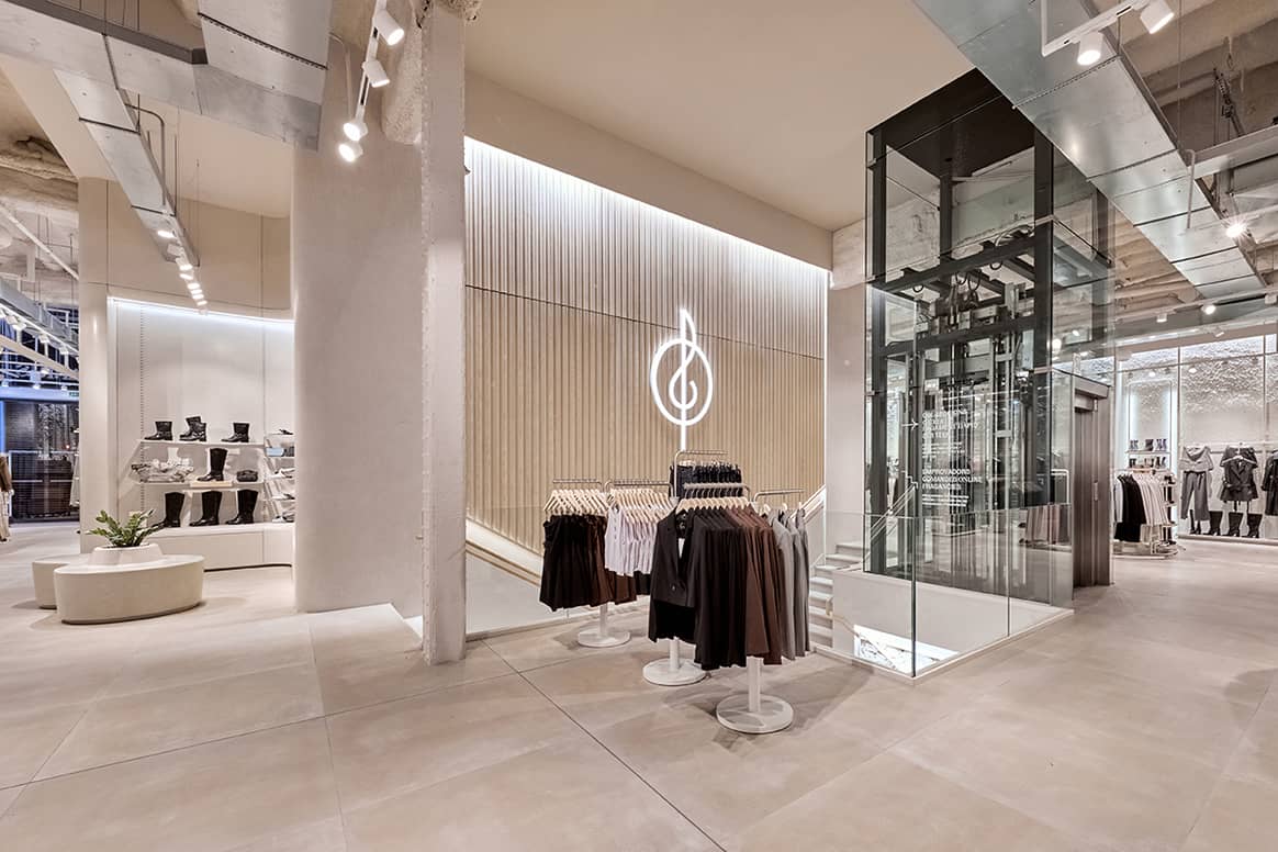 Nueva flagship store de Stradivarius en el número 3 del Paseo de Gracia de Barcelona, España.