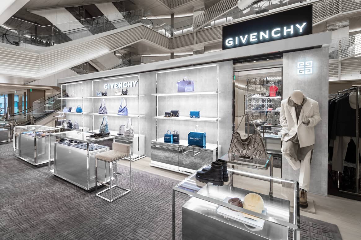 Givenchy inaugure sa nouvelle boutique dans le quartier de Ginza, à Tokyo.