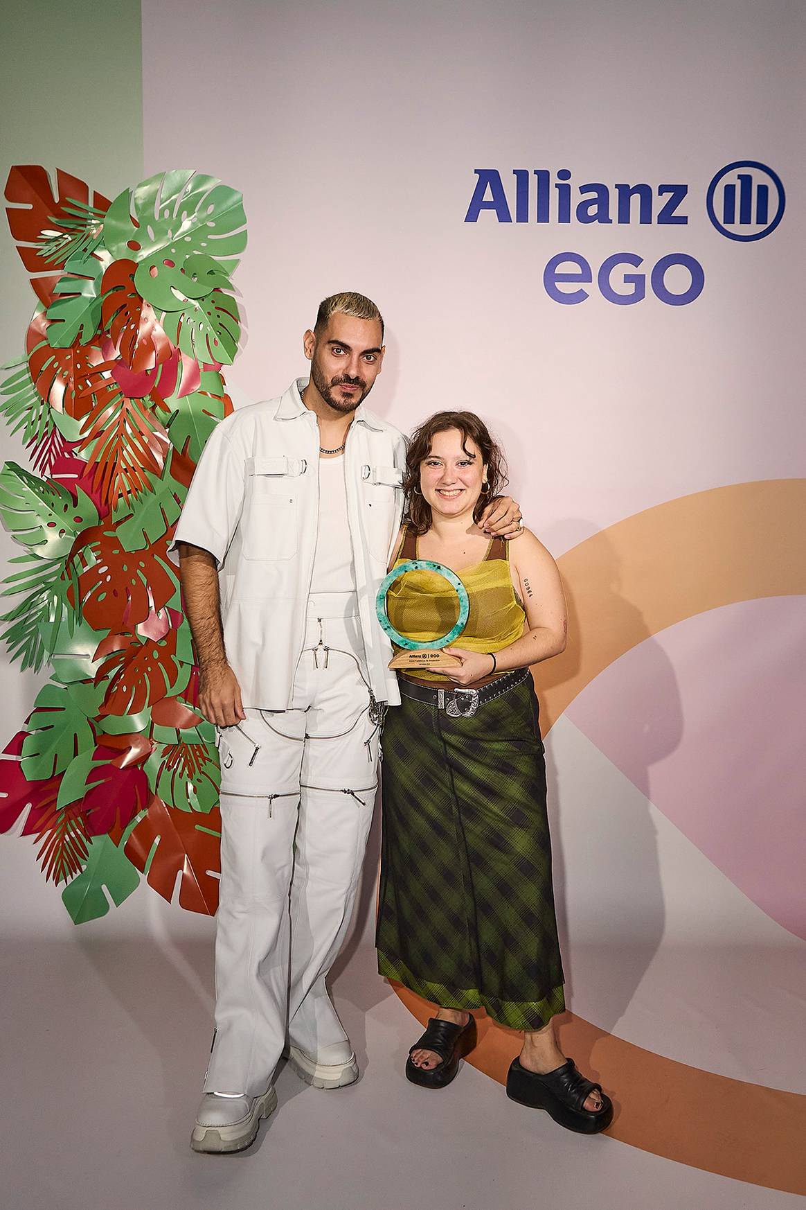 Amara Caruncho Ledo, directora creativa de Coconutscankill, junto a Domingo Rodríguez Lázaro, miembro del jurado y fundador y director creativo de la casa de modas Dominnico.