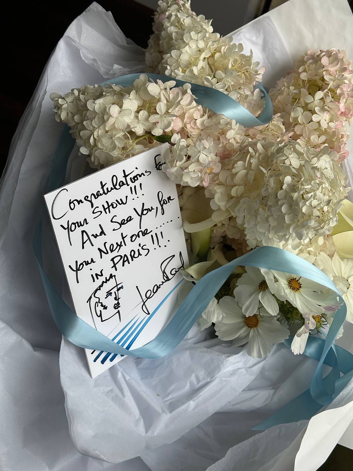 Ramo de flores enviado por Jean Paul Gaultier a Simone Rocha para celebrar su último desfile durante la pasada edición de London Fashion Week.