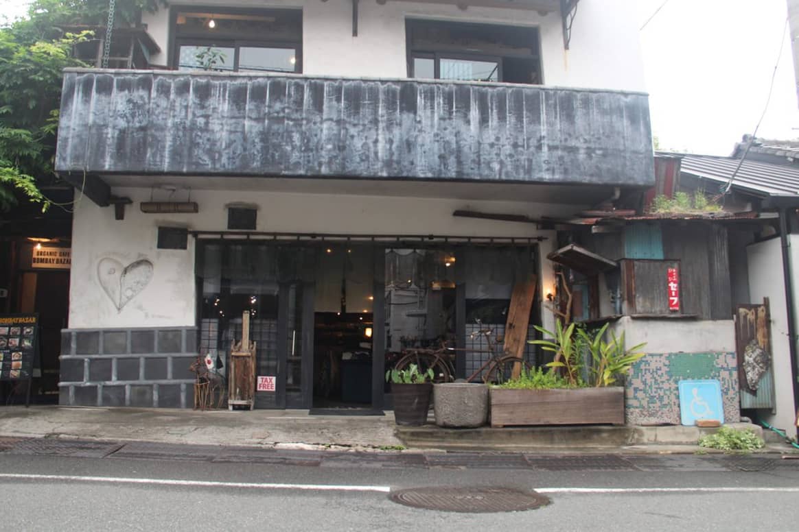 Okura es una de las primeras tiendas de diseño que se instaló en Daikanyama. Allí se pueden encontrar prendas confeccionadas con técnicas tradicionales de Japón.Credits: FashionUnited, Carolina Allen