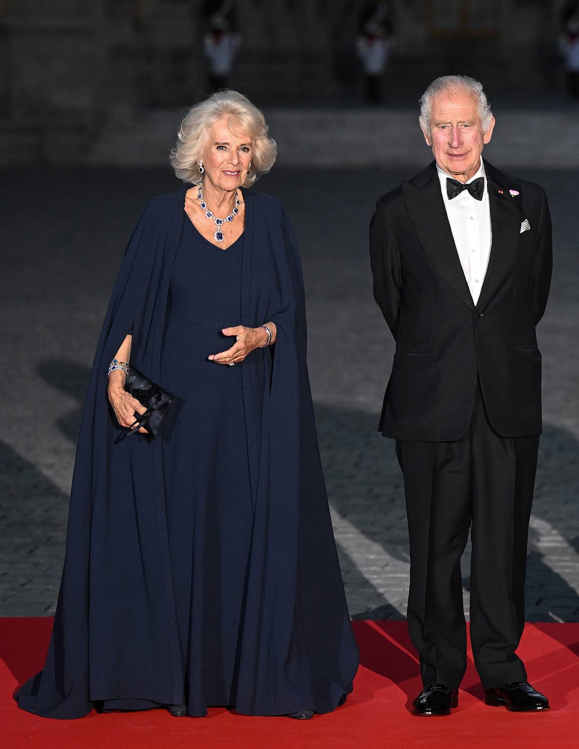 Camila del Reino Unido vestida de Dior, junto a Carlos III, a su llegada a la cena de gala ofrecida en Versalles por Emmanuel Macron.
