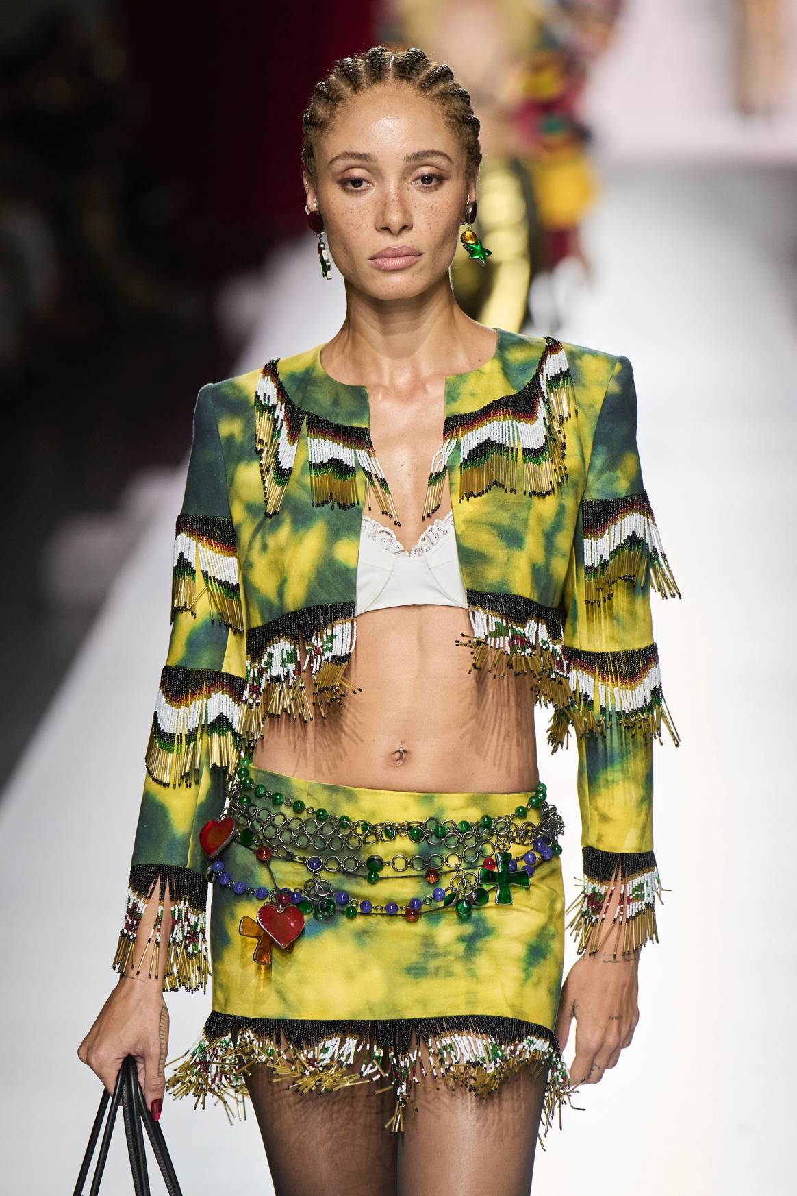 Créditos: Moschino, colección Primavera/Verano 2024 (segundo acto por Gabriella Karefa-Johnson) presentada en Milan Fashion Week. Spotlight Launchmetrics.