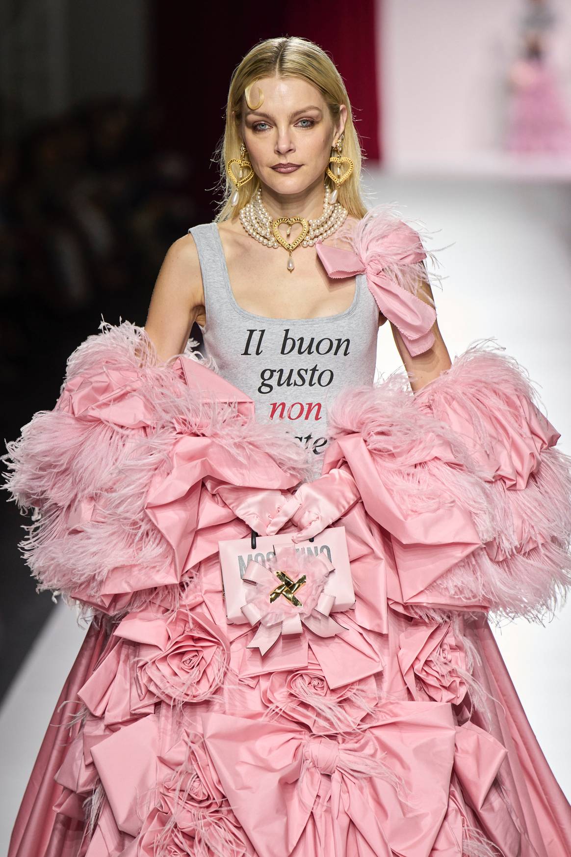Créditos: Créditos: Moschino, colección Primavera/Verano 2024 (tercer acto por Lucia Liu)  presentada en Milan Fashion Week. Spotlight Launchmetrics.