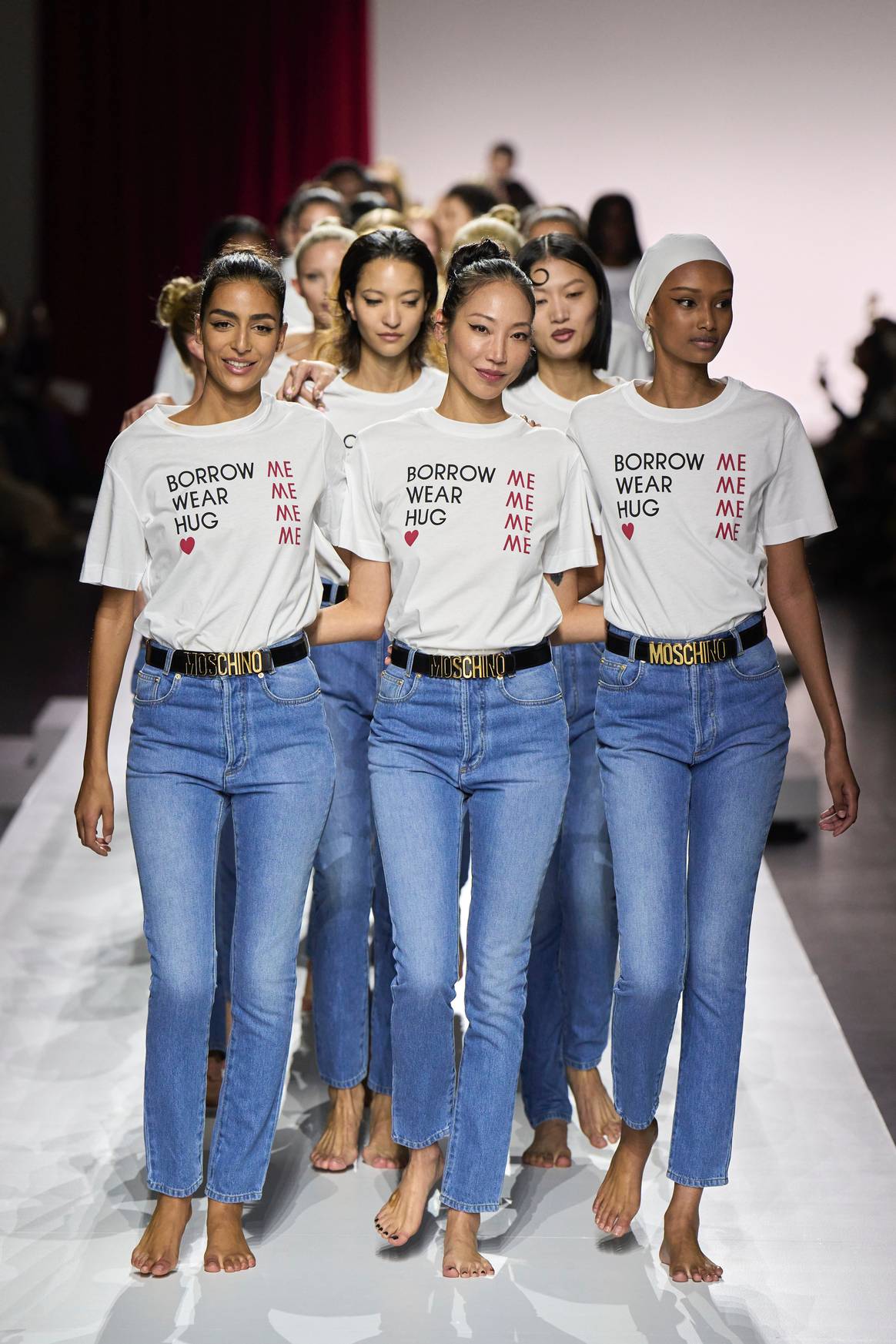 Créditos: Camisetas benéficas en la presentación de la colección Primavera/Verano 2024 de Moschino, Milan Fashion Week. Spotlight Launchmetrics