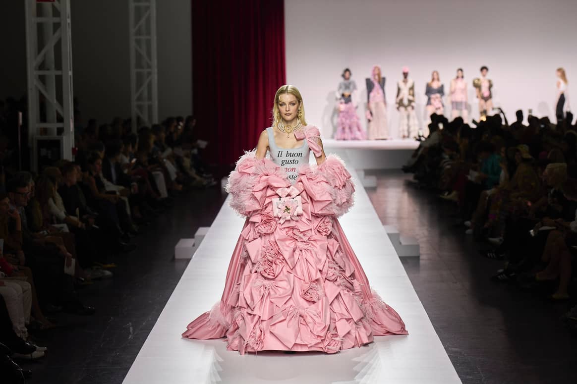 Créditos: Moschino, colección Primavera/Verano 2024 (tercer acto por Lucia Liu)  presentada en Milan Fashion Week. Spotlight Launchmetrics.