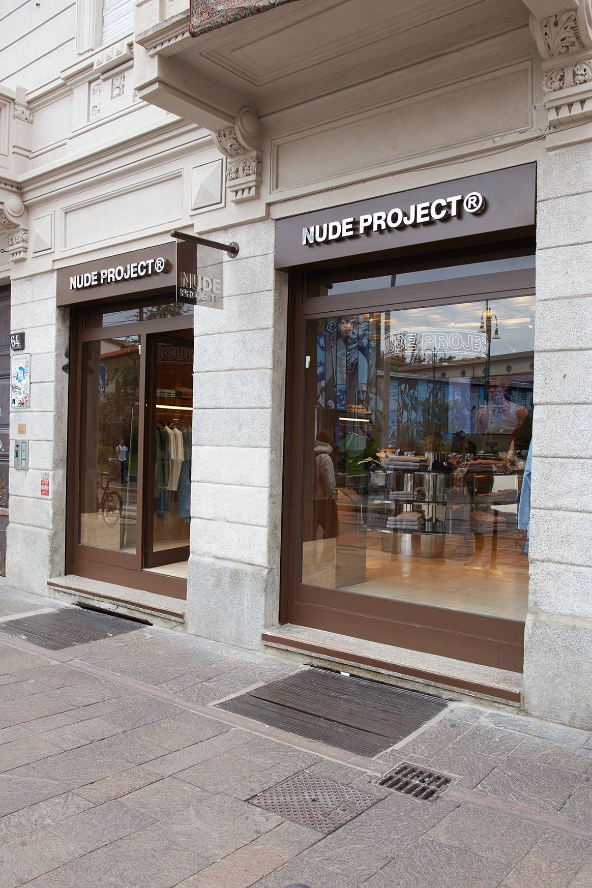Exterior de la nueva tienda de Nude Project en el 64 de la Corso di Porta Ticinese de Milán.
