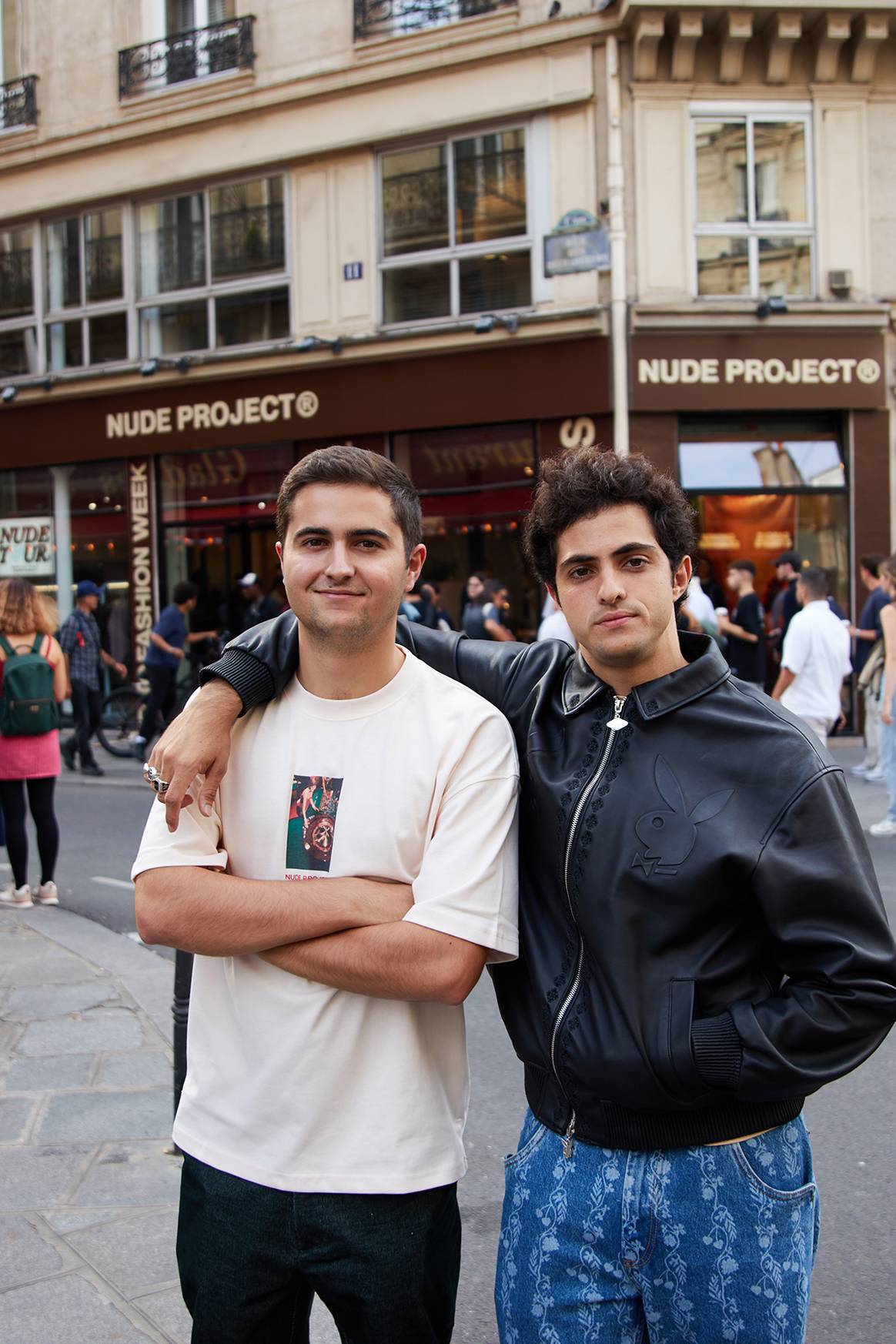 Alex Benlloch (izq.) y Bruno Casanovas (dcha.), cofundadores y codirectores ejecutivos de Nude Project, a las puertas de la primera pop-up store de la marca en París.