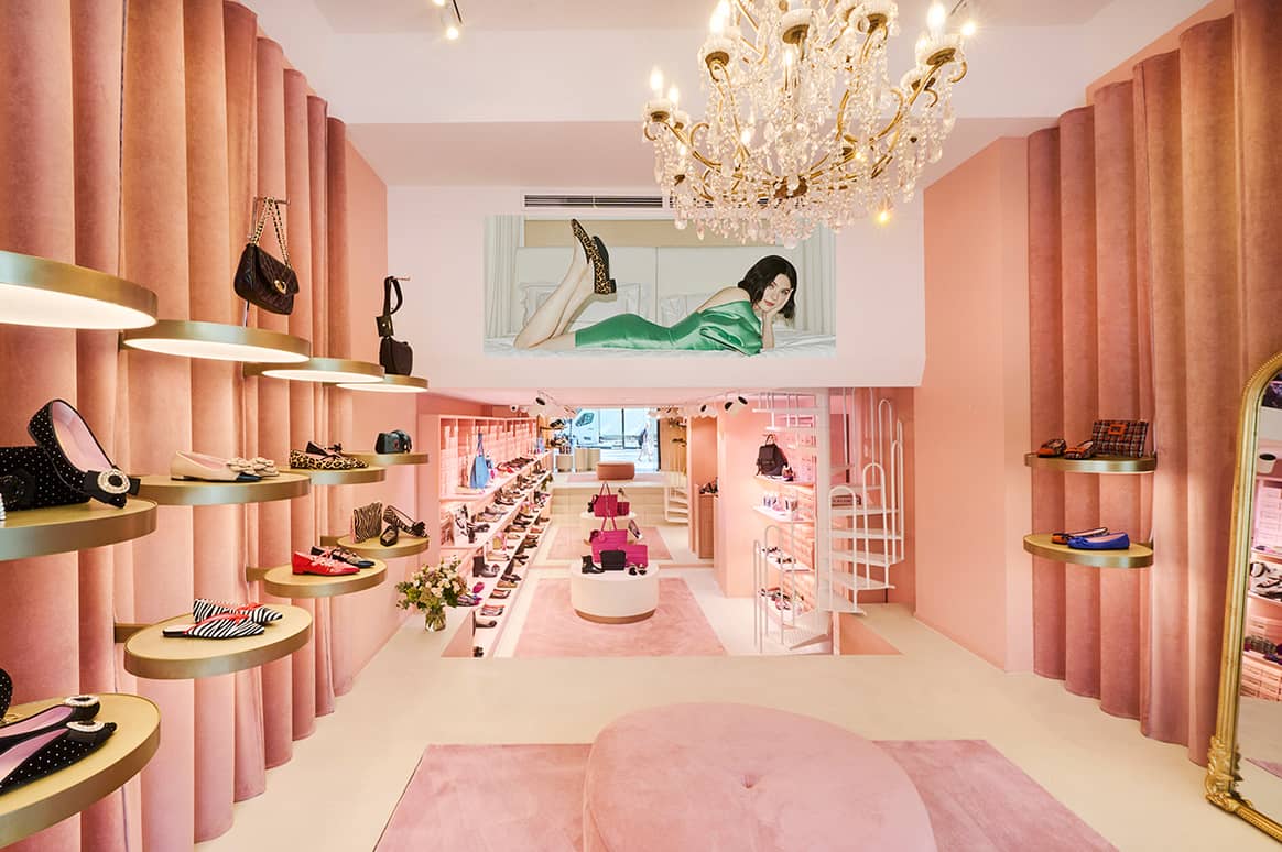 Interior de la renovada tienda de Pretty Ballerinas en el número 106 del Paseo de Gracia de Barcelona, España.