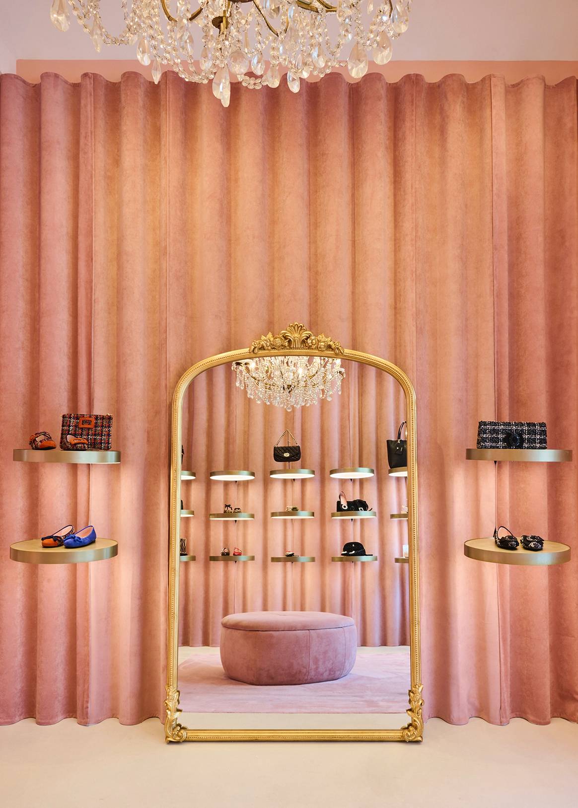 Interior de la renovada tienda de Pretty Ballerinas en el número 106 del Paseo de Gracia de Barcelona, España.