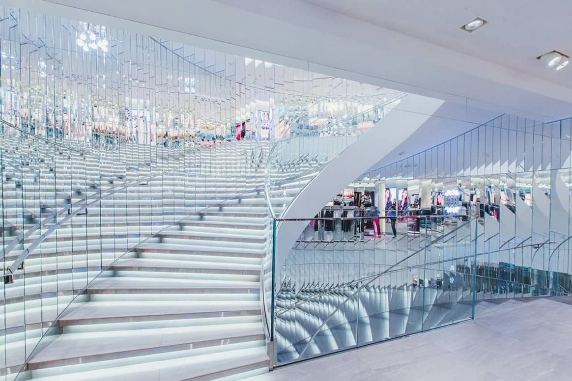 Три уровня флагмана H&M соединяет винтовая лестница, стены целиком покрыты зеркалами. В интерьерах много зеркальных поверхностей и света.Фото: пресс-служба H&M