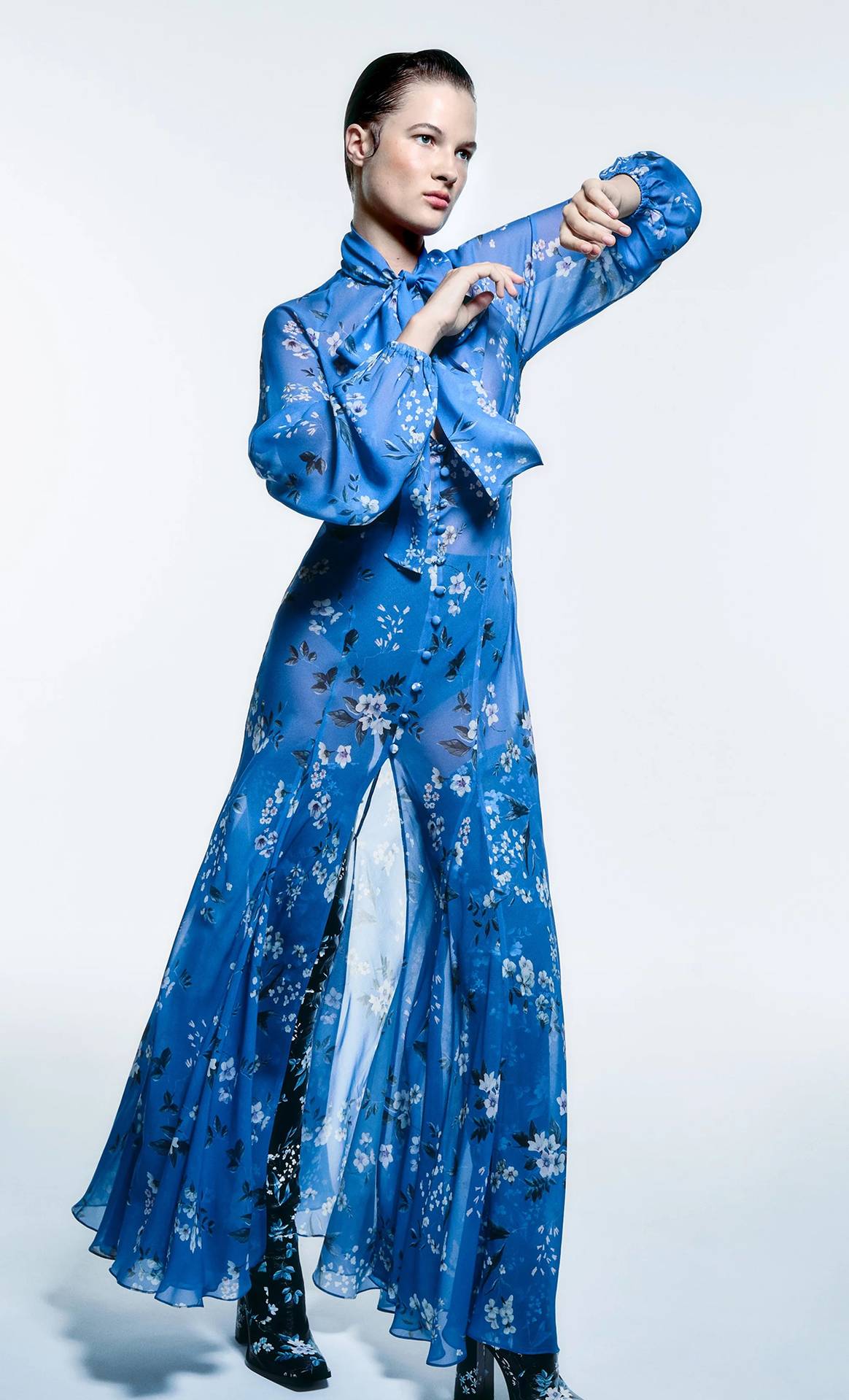 Vestido azul con estampado floral de Juan Vidal.