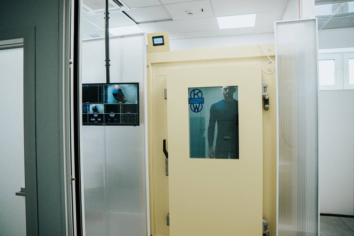 Cold chamber with thermal camera (left)