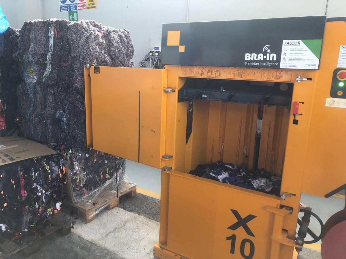 Textile-shredding machine