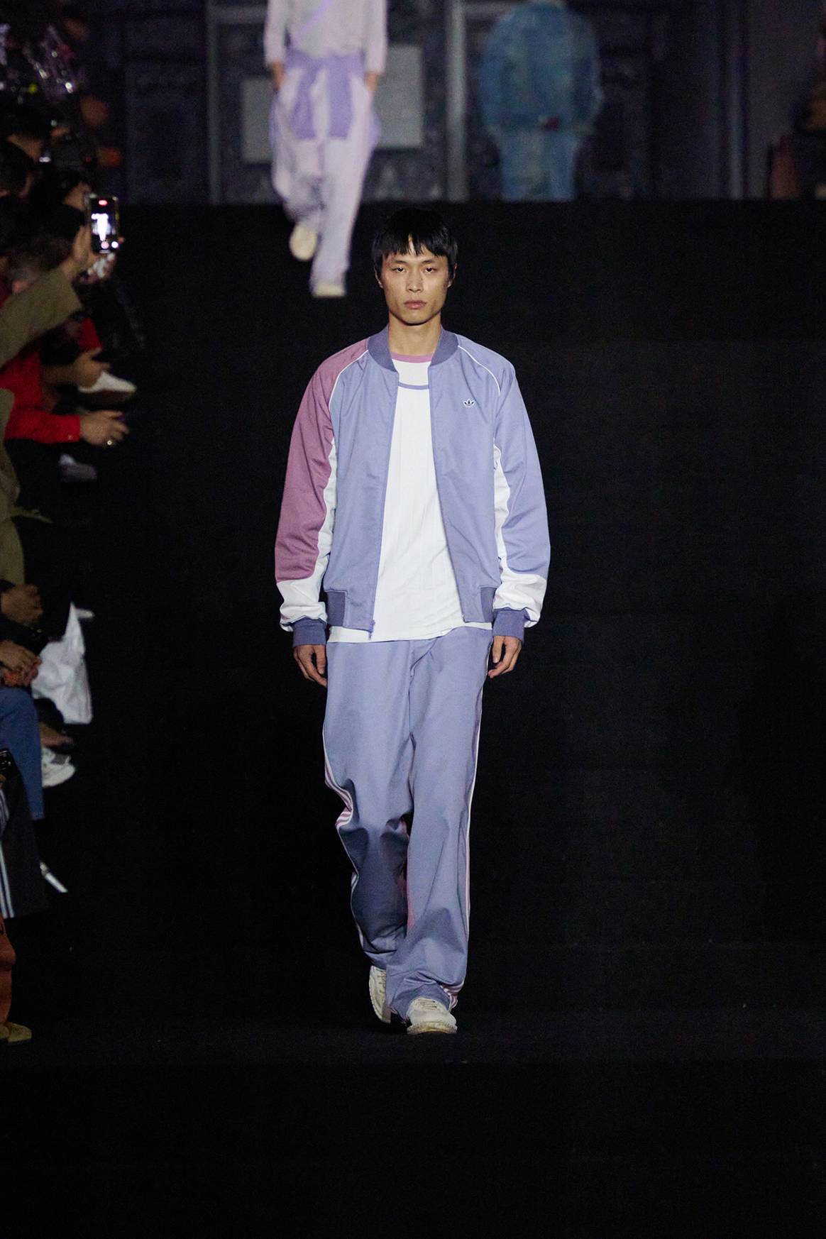 Primeros diseños de la nueva línea de colecciones colaborativas “Adidas Originals by Edison Chen”, durante el desfile de la firma Clot en Shanghai Fashion Week.