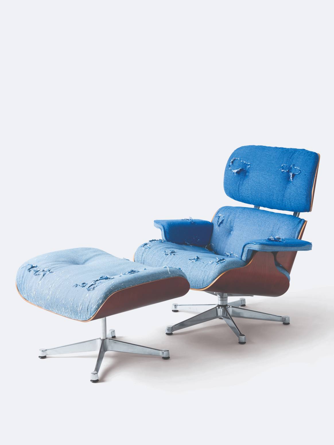 The Eames Lounge Chair Re/Outfitted by Kelly Konings – a concept of
The Visionary Lab, pre-used chair from Vitra, repurposed denim from
Levi’s®