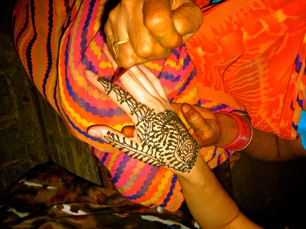 Henna painting in New Delhi, India