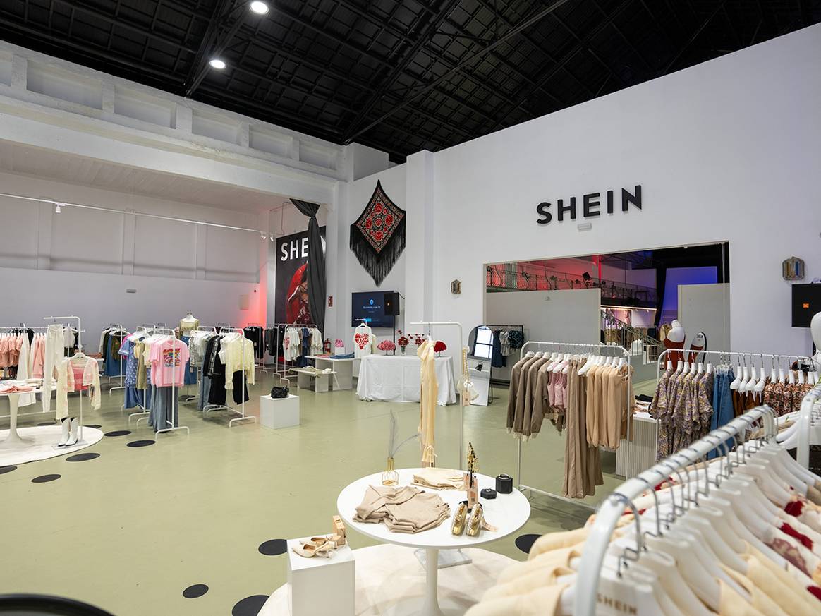 Interior de la pop-up de Shein en el número 20 de la avenida de las Razas de Sevilla, abierta del 10 al 15 de noviembre de 2023.