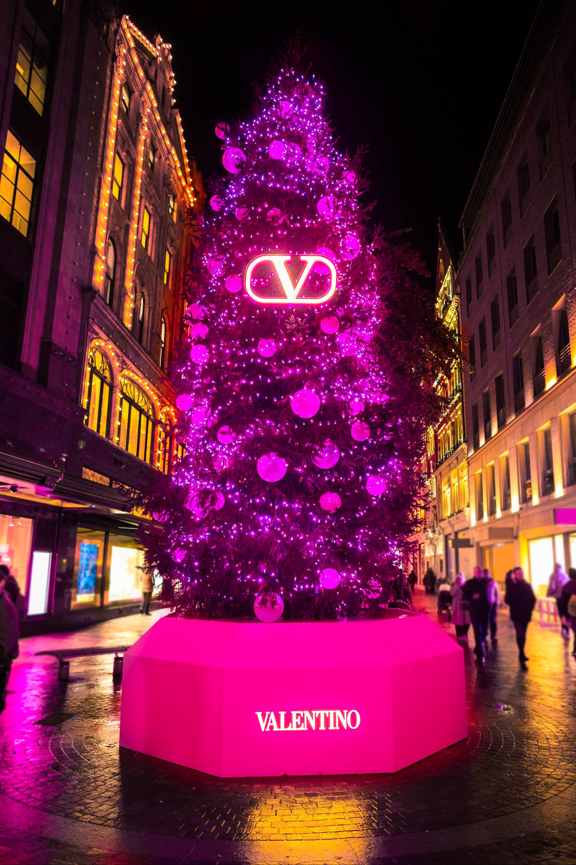 Valentinos Weihnachtsbaum vor dem Kaufhaus Harrods, London.