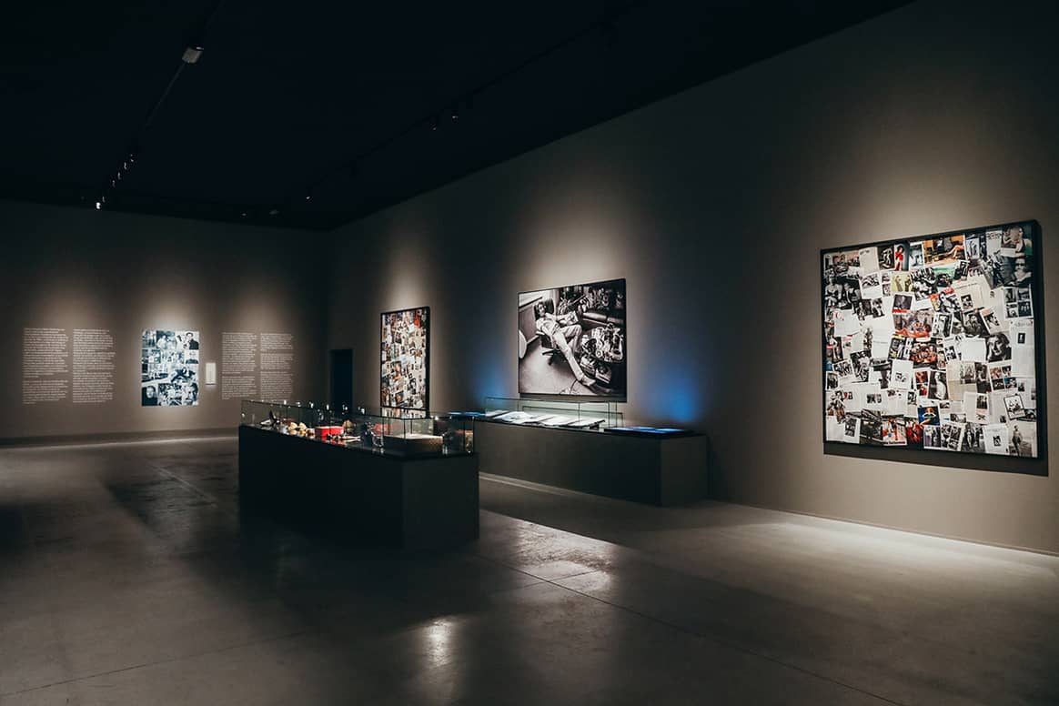 Interior de la exposición “Helmut Newton – Fact & Fiction”, del 18 de noviembre de 2023 al 1 de mayo de 2024 en La Coruña (España).