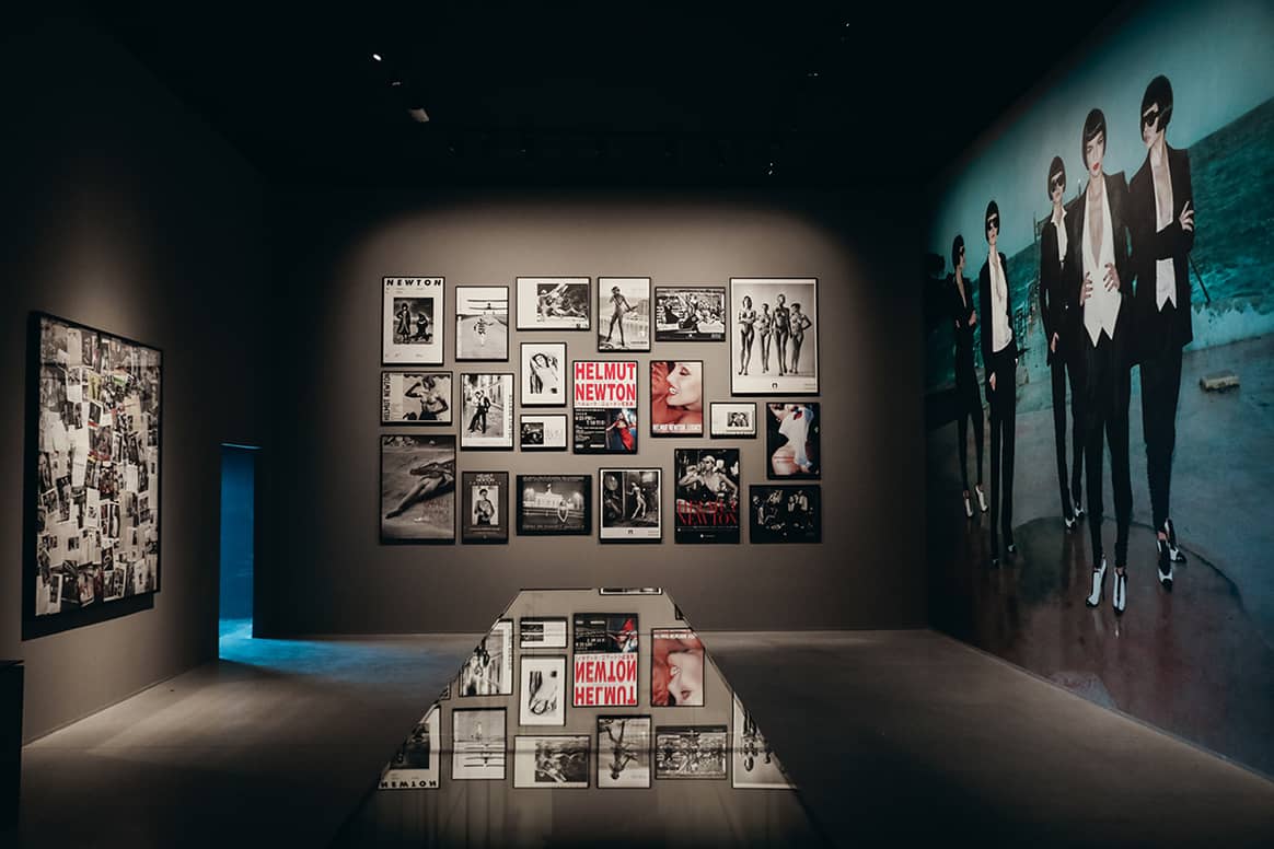Interior de la exposición “Helmut Newton – Fact & Fiction”, del 18 de noviembre de 2023 al 1 de mayo de 2024 en La Coruña (España).