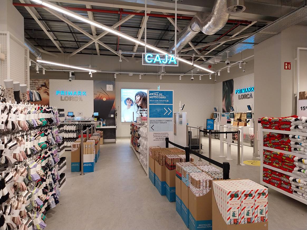 Interior de la nueva tienda de Primark en el centro comercial Parque Almenara de Lorca (Murcia).