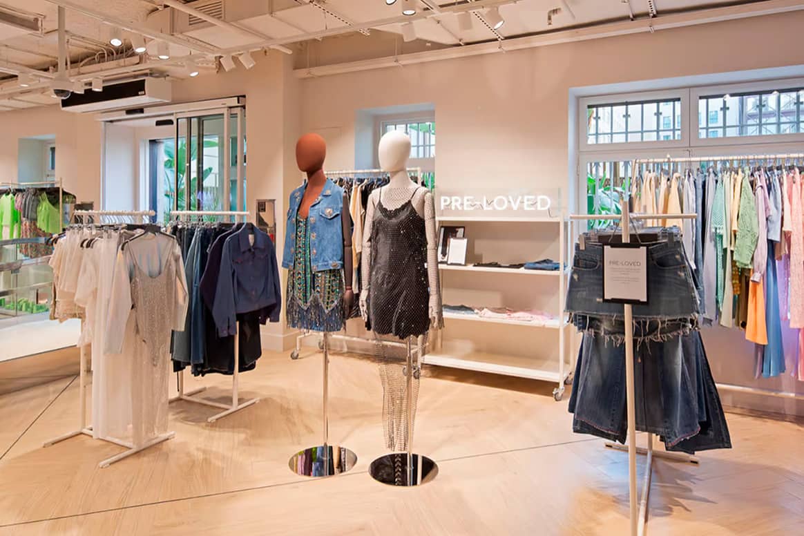 Interior del espacio “H&M Pre-Loved” con prendas de segunda mano de la renovada tienda de H&M en el Paseo de Gracia de Barcelona.
