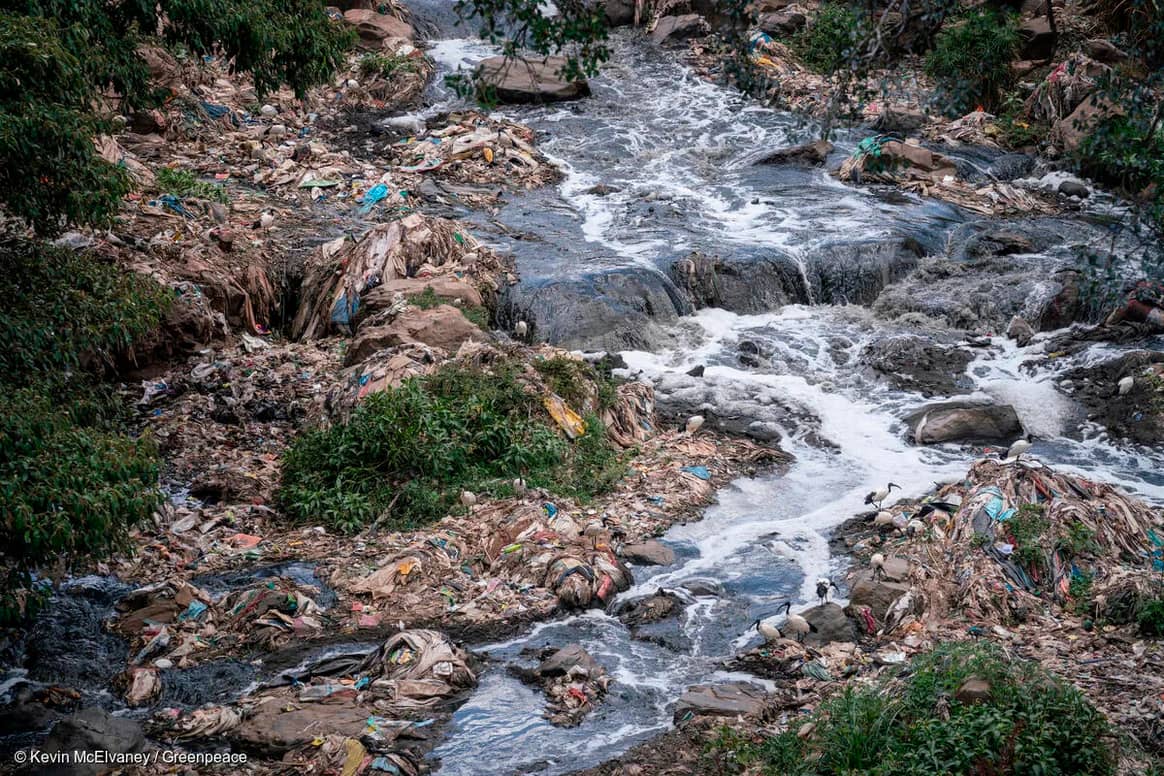 El río Nairobi, en Kenia, contaminado por enormes cantidades de ropa.