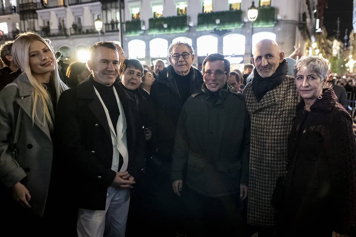 El alcalde de Madrid, José Luis Martínez-Almeida, junto a Pepa Bueno, directora ejecutiva de Acme; Modesto Lomba, presidente de Acme y director creativo de Devota&Lomba; y los diseñadores Roberto Verino, Manuel García y Marta Rota.