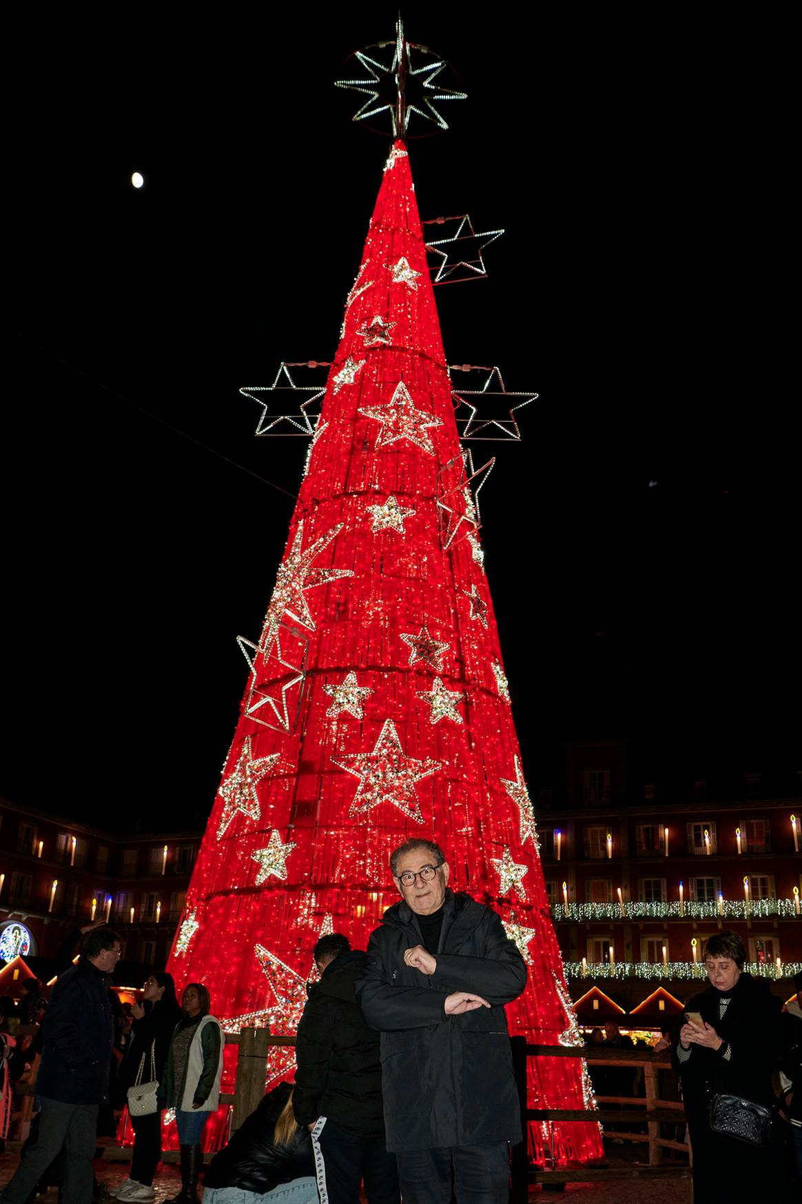 El diseñador Roberto Verino junto a su árbol de Navidad instalado en la Plaza Mayor de Madrid.
