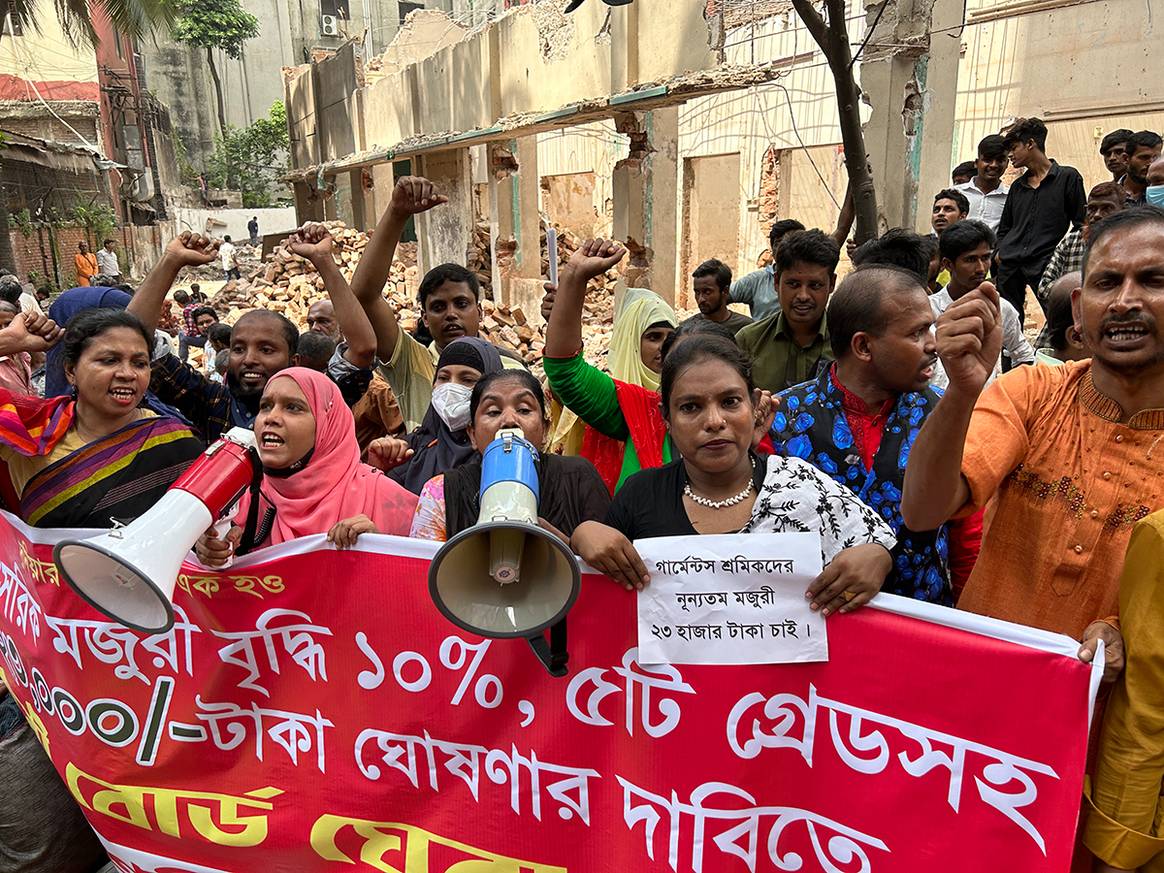 Trabajadores protestando por una mejora del salario mínimo durante las manifestaciones y huelgas de noviembre de 2023 en Bangladés.