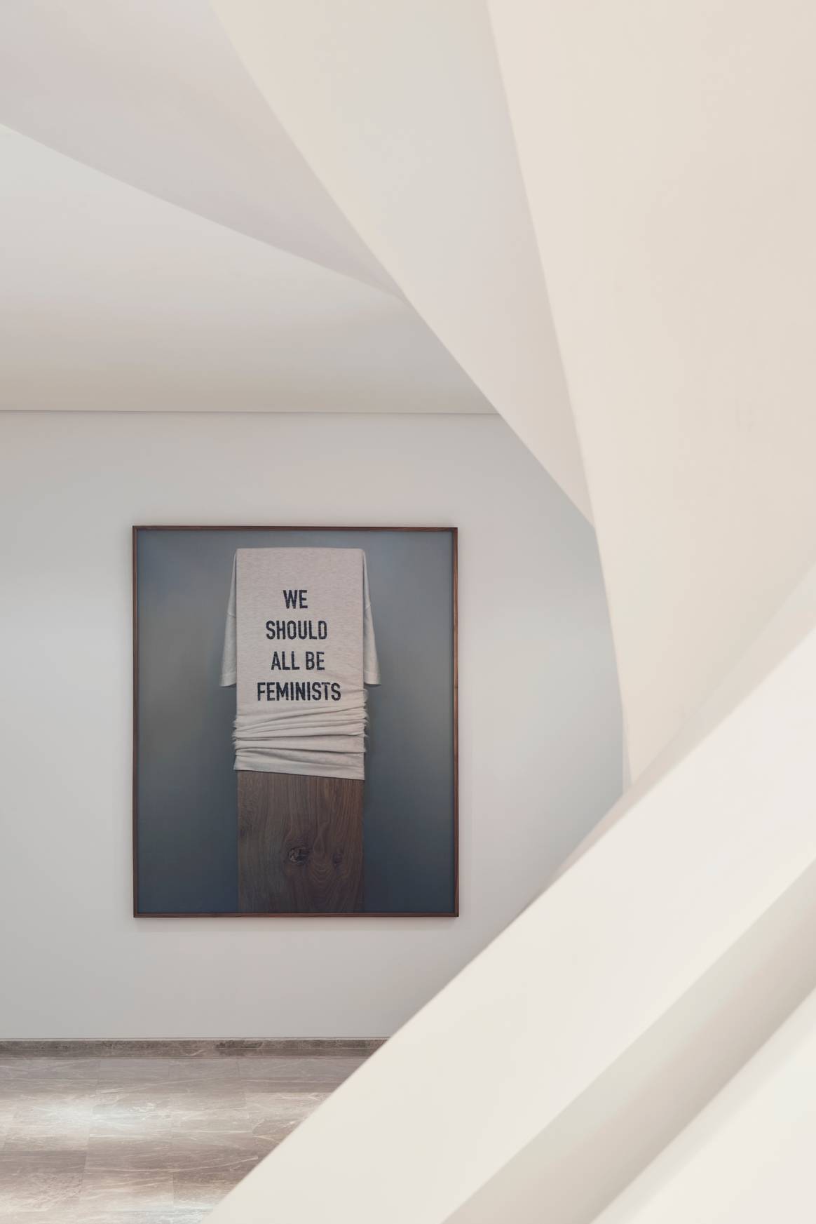 Brigitte Niedermairs Interpretation des ikonischen 'We Shoud All Be Feminists' T-Shirts.