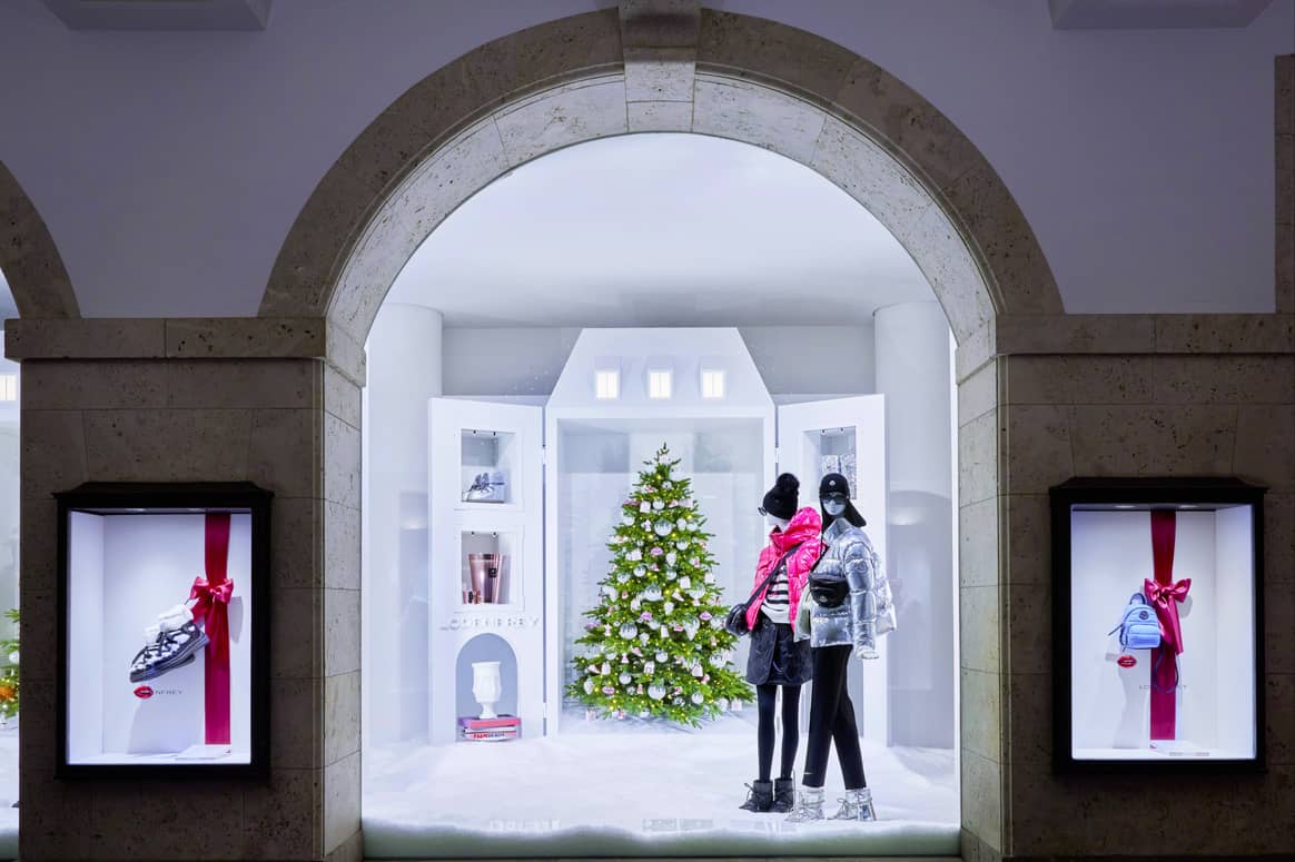 Weihnachtliches Schaufenster bei Lodenfrey