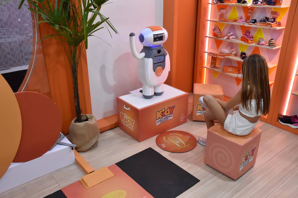 Robô com IA interage com as crianças