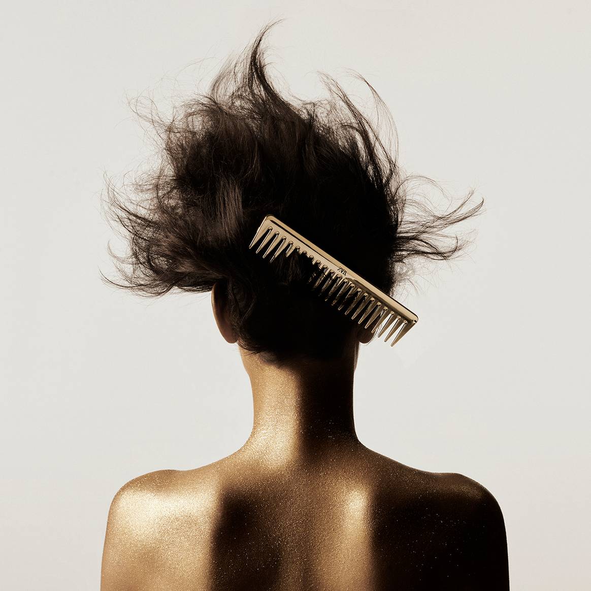 Colección cápsula “Glitter in Gold” de la nueva línea “Zara Hair” de “Zara Beauty”, desarrollada junto al estilista Guido Palau. Fotografía de campaña.
