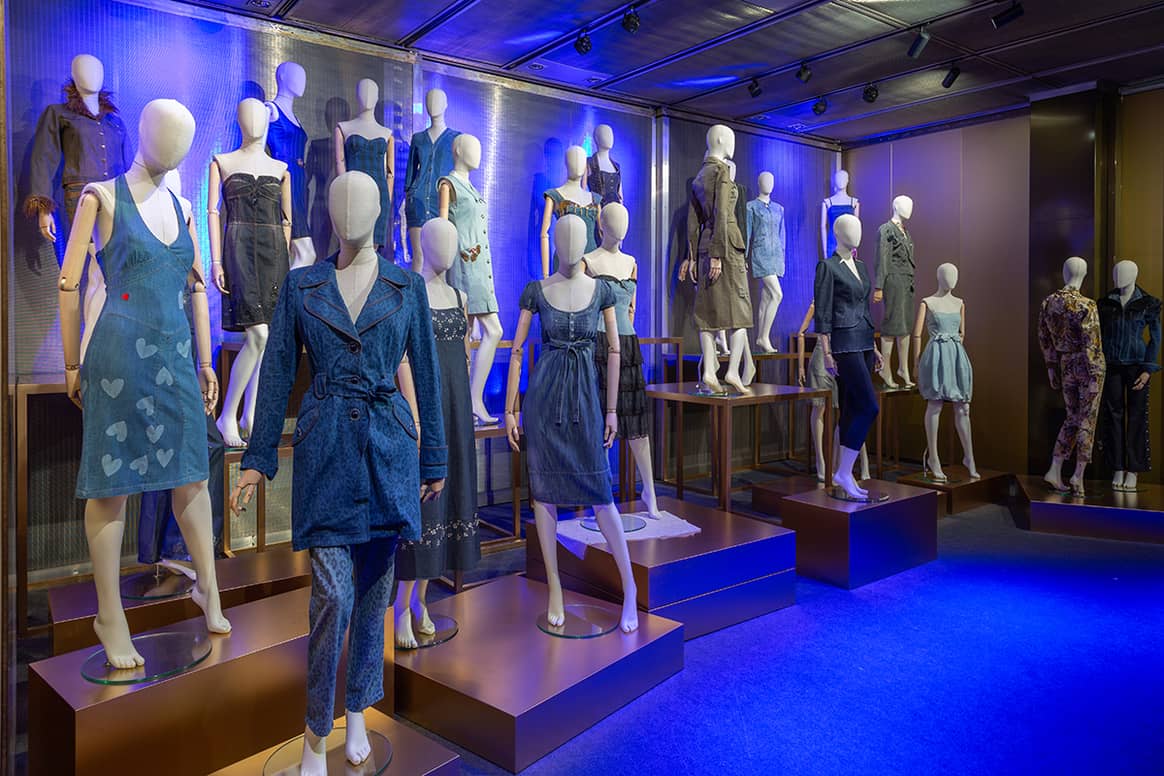 Vista de la exposición temporal “Jeans, de la calle al Ritz”, en el Museo del Traje de Madrid hasta el 17 de marzo de 2023.