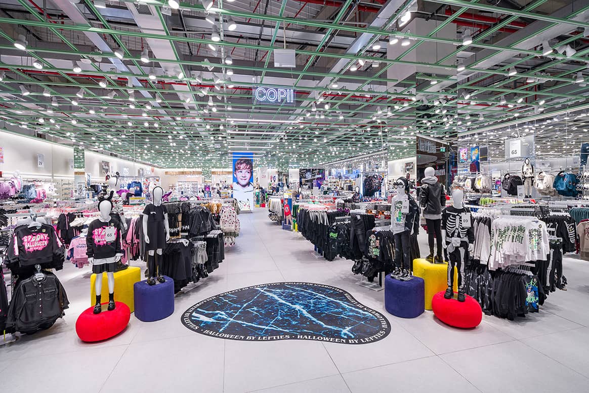 Interior de la nueva tienda Lefties Digital Store Rumanía, en el centro comercial Promenada Mall de Craiova (Rumanía).