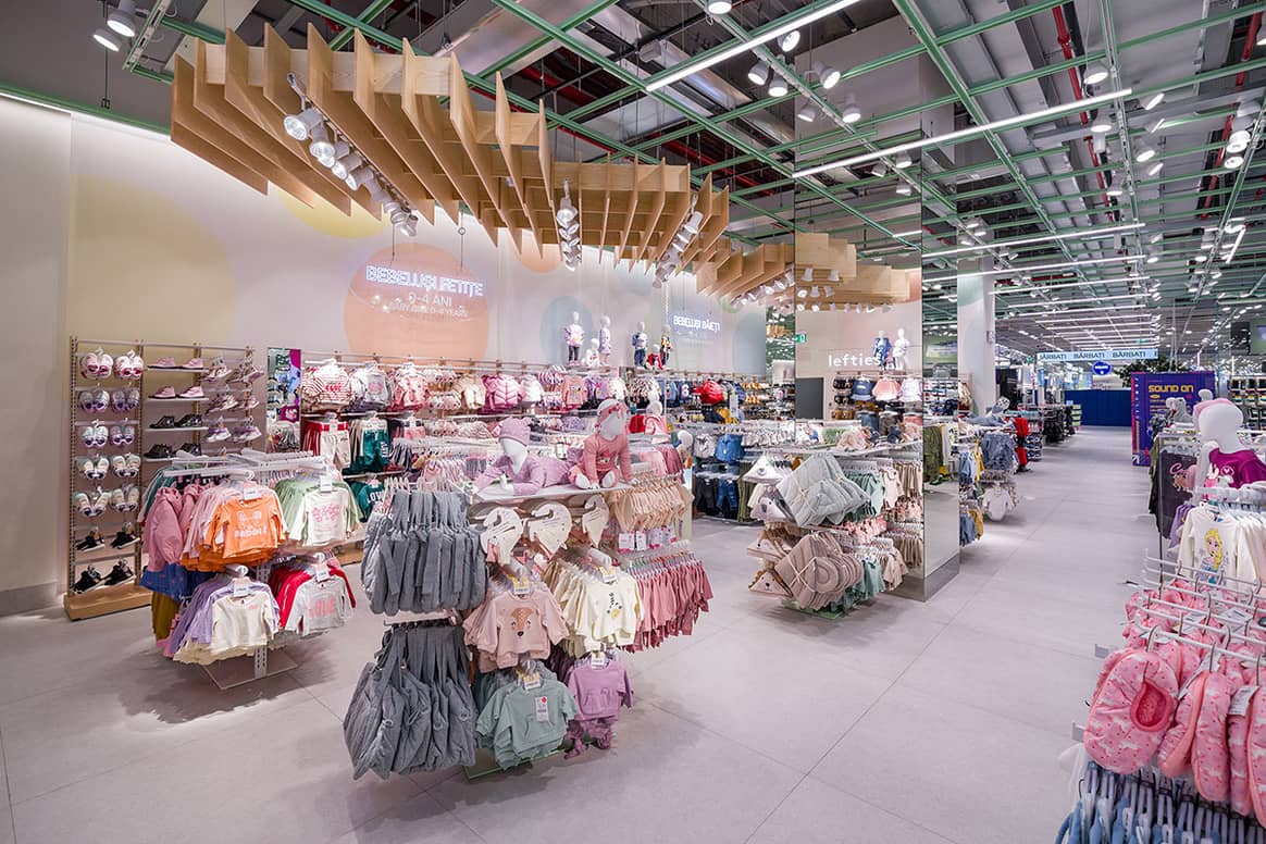 Interior de la nueva tienda Lefties Digital Store Rumanía, en el centro comercial Promenada Mall de Craiova (Rumanía).