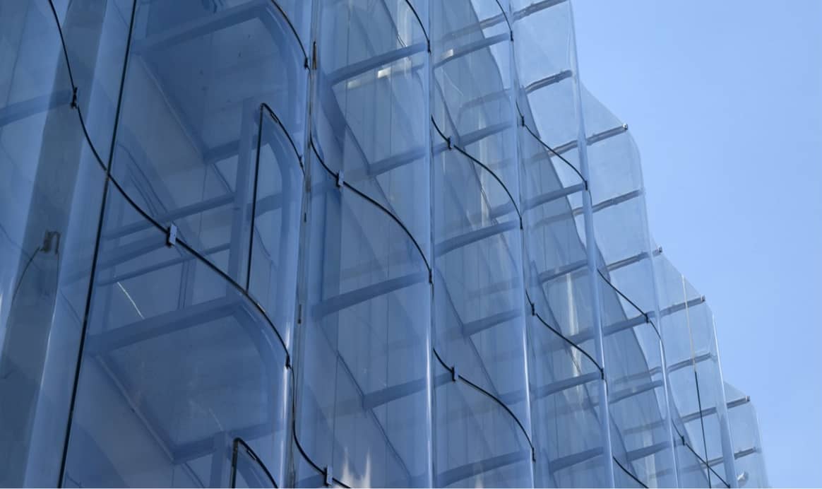 Détail de la façade en verre.