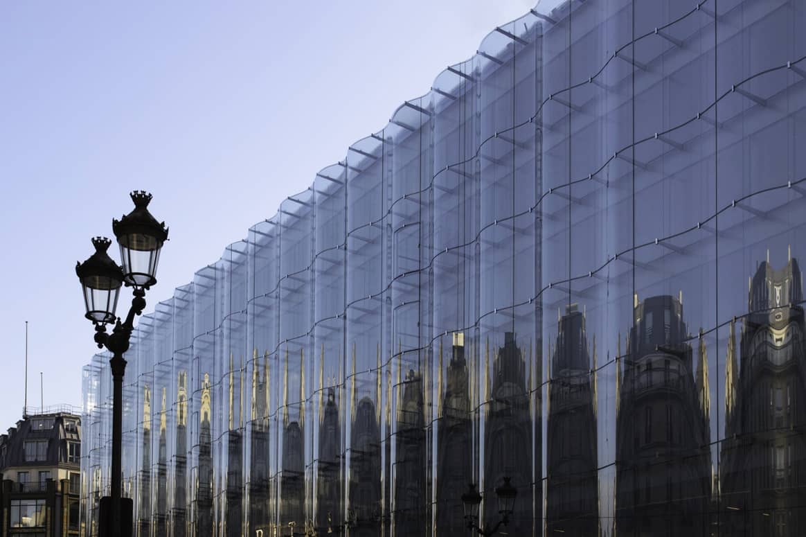 La façade en verre ondulé donne sur la rue de Rivoli et a été imaginée par l'agence japonaise Sanaa.