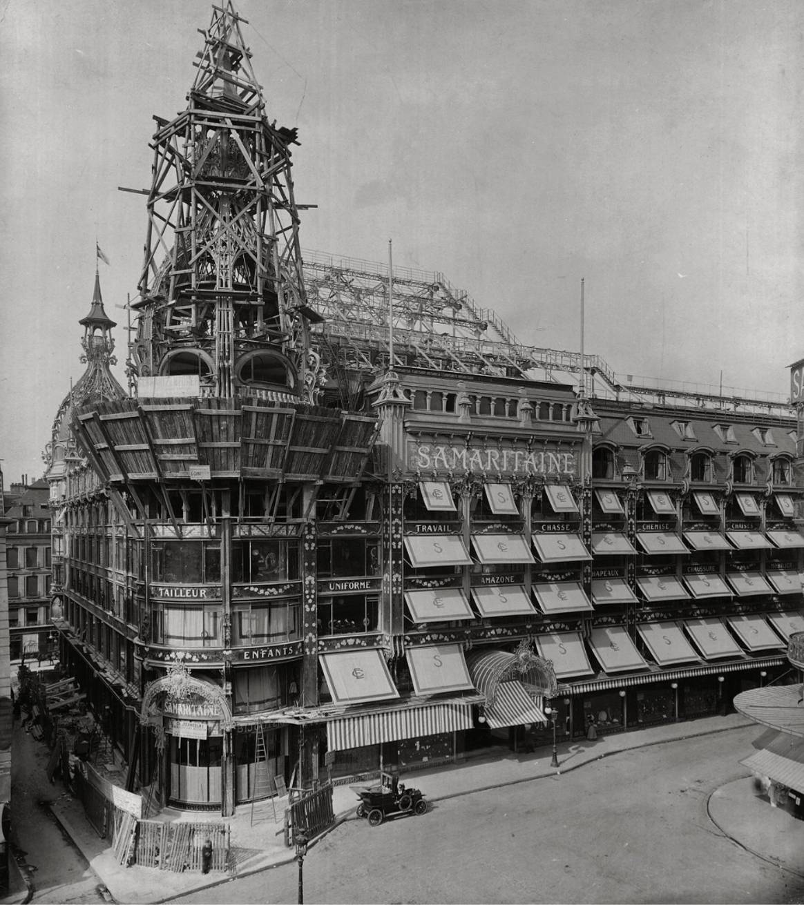 Vers 1905 : La Samaritaine en construction. Rue de la Monnaie.