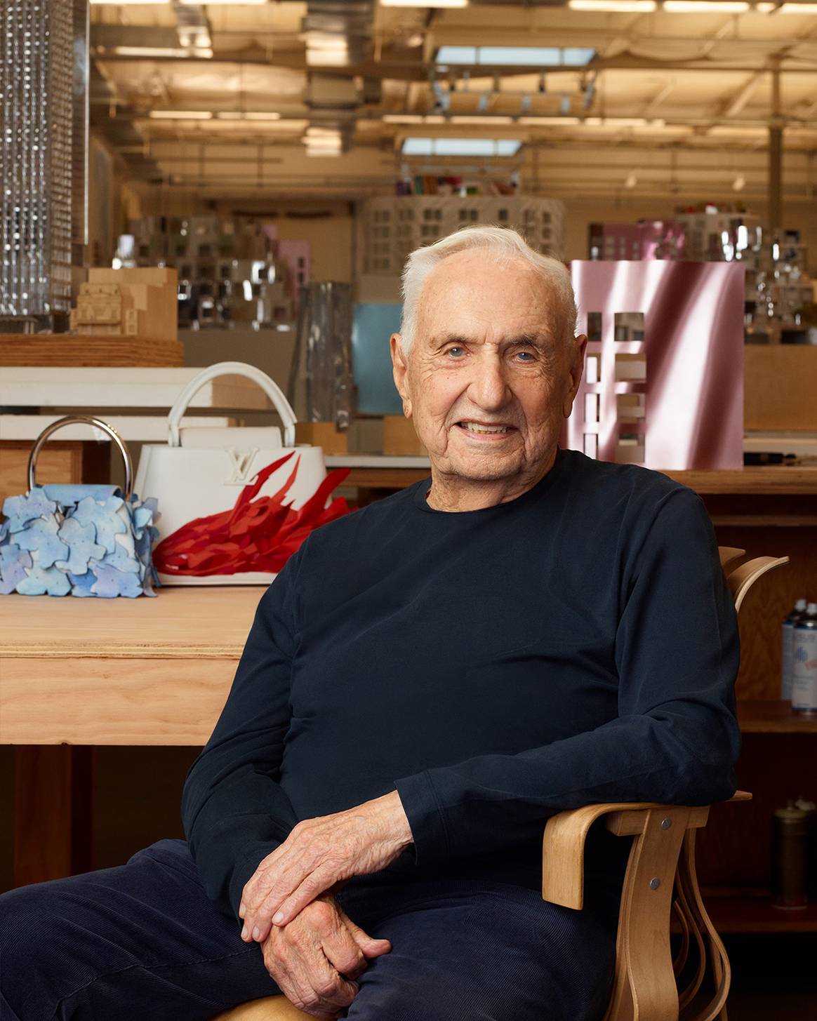 El arquitecto Frank Gehry frente a varios diseños de la colección cápsula.