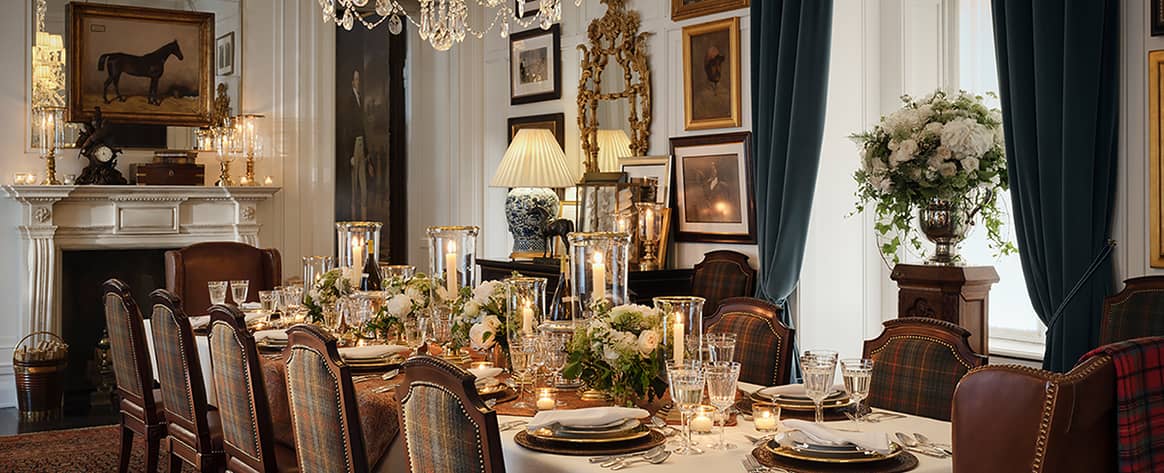 Comedor vestido con piezas de las colecciones de hogar de Ralph Lauren Home.