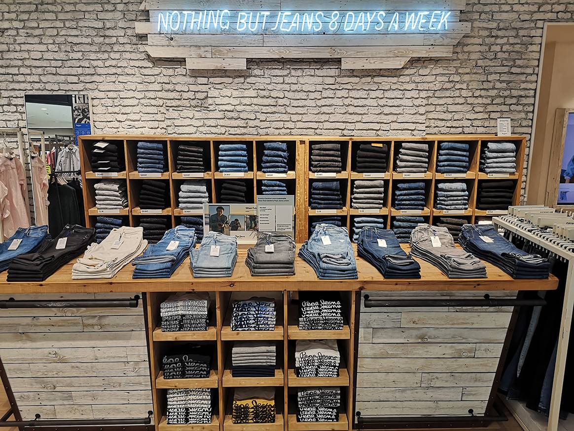 Interior de una tienda de Pepe Jeans.