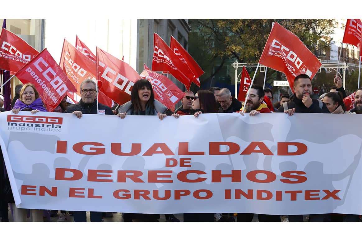 Concentración de los delegados y delegadas sindicales de los plataformas logísticas de Inditex en España frente a las puertas de la “flagship store” de Zara de la Plaza de España de Madrid, en la mañana del 19 de diciembre de 2023.