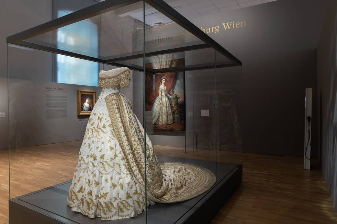 Kaiserin Sisis 'Mystery Dress' kann in der Kaiserlichen Wagenburg Wien
bestaunt werden.