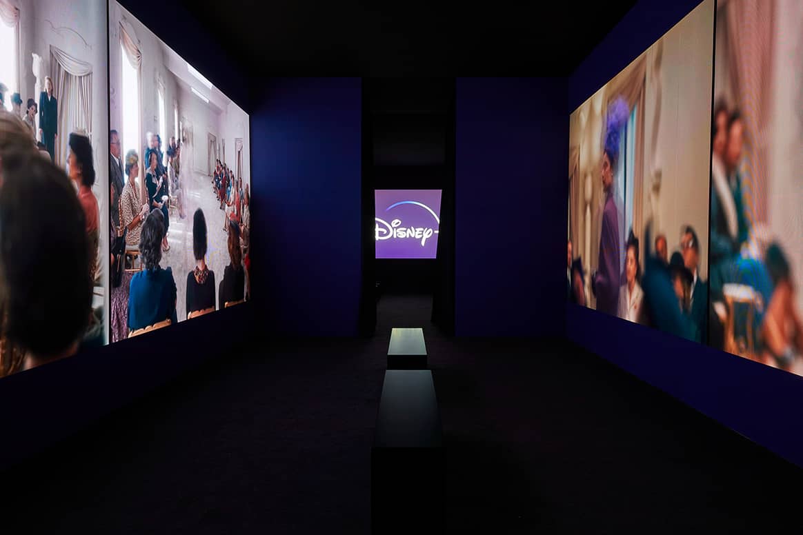 Vista de la exposición de la serie “Cristóbal Balenciaga” organizada por Disney+ en el Real Jardín Botánico de Madrid (España).
