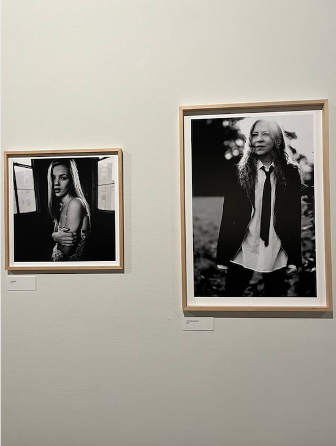 De portretten van Kate Moss (links) en Ann Demeulemeester (rechts).